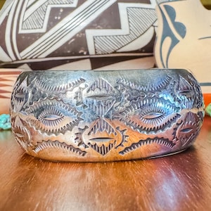 Brazalete de plata de ley con sello navajo