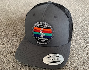 St Pete Flag Manhole Hut SnapBack Trucker Mesh Cap Individuell handgefertigt in Florida!