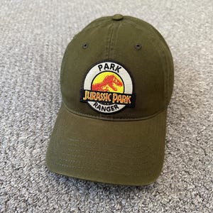 Gorra de malla estilo camionero con cierre a presión de Jurassic Park Ranger Park Security, fabricada a mano individualmente en Florida. Dad Cap Olive