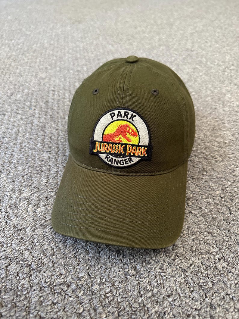 Gorra de malla estilo camionero con cierre a presión de Jurassic Park Ranger Park Security, fabricada a mano individualmente en Florida. Dad Cap Olive