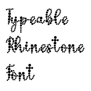 Puede incluir: Texto negro sobre fondo blanco: "Typeable Rhinestone Font". Las letras están formadas por pequeños círculos negros espaciados, creando una fuente única y estilizada, con efecto de pedrería.