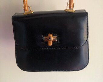 Vintage 1980er Jahre kleine Handtasche mit Bambusgriff aus schwarzem Kunstleder von Suzy Smith