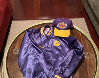 Veste vintage des Los Angeles Lakers Chalkline années 80 sérigraphiée avec casquette vintage. La veste et la casquette sont toutes deux d'occasion