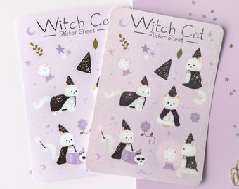 Puede incluir: Dos hojas de pegatinas con un fondo lila claro con ilustraciones de gatos blancos disfrazados de brujas. El texto "Witch Cat Sticker Sheet" está en la parte superior. Los gatos llevan capas y sombreros negros, con estrellas, lunas y otros elementos mágicos.