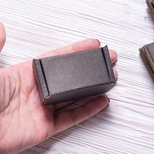 Lot van 50 stuks 2 x 1 x 1 inch Mini Black Kraft Kartonnen doos met cover, gevouwen case, geschenkverpakking, kartonnen bomboniere.