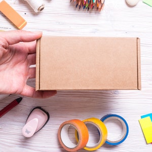 Lot van 20 stuks 6x3 inch Mini Kraft Carton Mailer Box met deksel, gevouwen koffer, geschenkverpakking, bedrukking van uw logo beschikbaar.