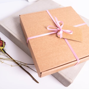 Lot van 10 stuks 8x6 inch Mini Kraft Carton Mailer Box met deksel, gevouwen koffer, geschenkverpakking, bedrukking van aangepast logo beschikbaar.