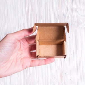 Veel van 50 stuks 2 x 1 x 1 inch bruine mini-kraft kartonnen doos met deksel, gevouwen doos, geschenkverpakking, kartonnen doos.