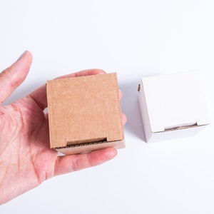 Lote de 40 cajas mini de cartón kraft marrón de 2 x 2 x 2 pulgadas con tapa, estuche plegable, embalaje de regalo, bombones de cartón