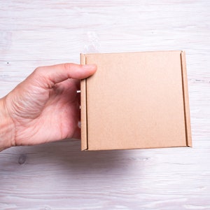 Veel van 13 stuks 4 x 4 inch minikraft-kartonnen verzenddoos met deksel, gevouwen doos, geschenkverpakking.