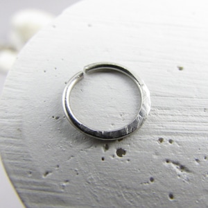 Anel sem costura martelado de aço inoxidável 316L - 16g 18g 20g Anel de nariz - Septo, barriga, tragus, hélice, torre, concha, lábio, brinco - argola sem fim