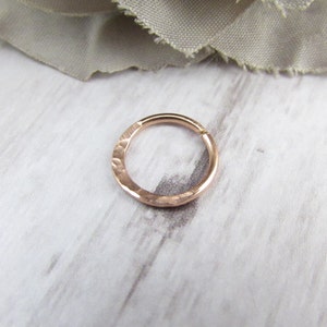 14k Rose Gold Fill gehämmert Nahtloser Ring - 14g 16g 18g 20g Nasenring - Septum Belly Tragus Helix Rook Conch Lippenohrring - Endlos Hoop