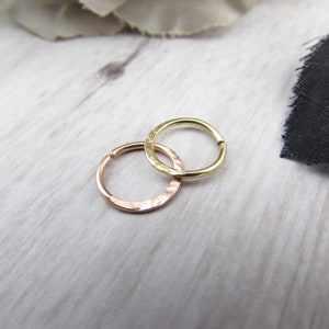 Anel sem costura martelado em ouro 14k - ouro rosa, ouro amarelo, ouro branco Anel de nariz - 14g 16g 18g 20g Septo - Tragus Helix Brinco Anel de barriga