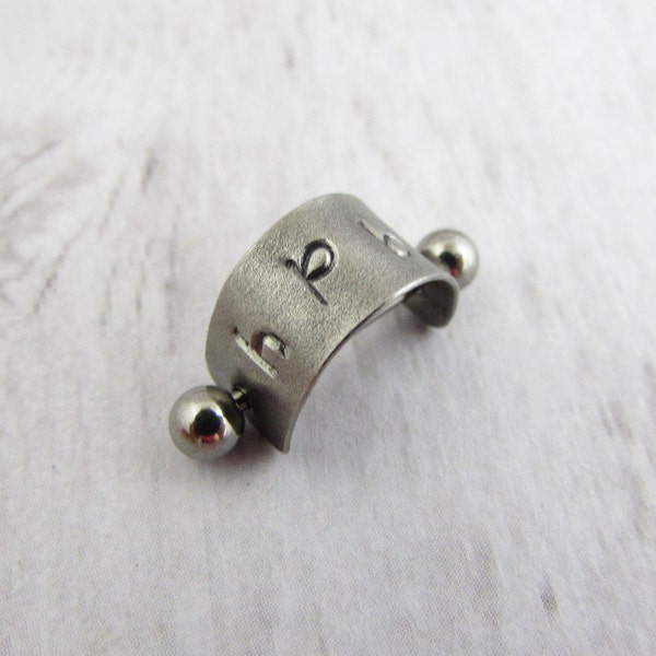 Manguito de cartílago de titanio personalizado - Joyería de cartílago - Pendiente de hélice - Perforación de tragus - Pendiente de caracola - Puño perforado - Barra de 16 g 14 g