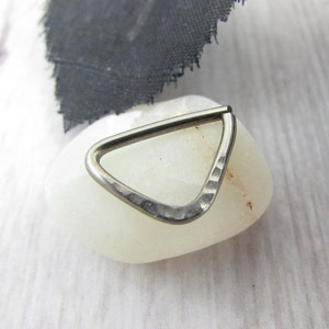 Anel de septo em V martelado de nióbio - Anel de nariz sem costura sem níquel - 14g 16g 18g 20g Anel sem fim - Brinco Helix Tragus Daith - Anel de cartilagem