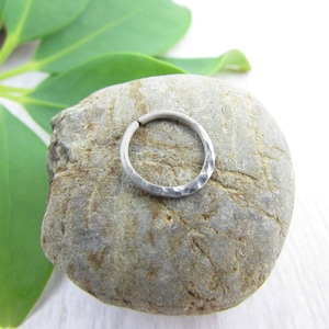 Pendiente de titanio martillado para cartílago, anillo de cartílago de 16 g, 18 g y 20 g, piercing para cartílago, pendiente calibrado, aro sin fin, anillo sin costuras