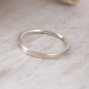 Pendiente elegante para cartílago en oro blanco y paladio de 14 k, anillo sin costuras en oro blanco, aro para pendiente, aro sin costuras, aro sin fin, pendiente infinito