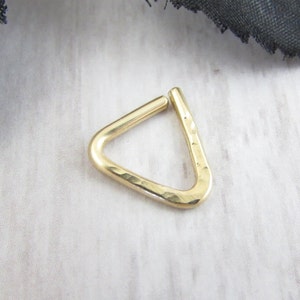 Anel de septo em V martelado com preenchimento de ouro 14k - preenchimento de ouro amarelo, anel de nariz sem costura com preenchimento de ouro rosa - 14g 16g 18g 20g - Brinco Helix Tragus Daith