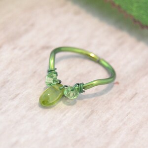 Piercing de cartilagem de nióbio verde em forma de V com cristal de cura - sem níquel - 14g 16g 18g 20g Anel sem costura - Conch Tragus Helix Nose Hoop