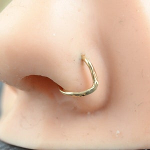 Teksturowany kolczyk do nosa w kształcie litery V, piercing do nosa, kółko do nosa, złoty kolczyk do nosa, kółko do chrząstki, kolczyk do chrząstki, delikatna biżuteria do nozdrza, piercing do nozdrza
