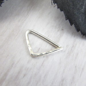 Anel de septo em V martelado em prata - Prata esterlina, Prata Argentium, Anel de nariz sem costura - 14g 16g 18g 20g - Brinco Helix Tragus Daith