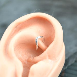 V Textured Tragus Earring, Tragus Hoop, Tragus Piercing, Anti Tragus, Tragus Ring, Rook Jewelry, Rook Piercing, Rook Hoop, Cartilage Earring