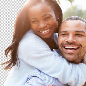 Könnte beinhalten: Ein Paar lächelt und lacht zusammen im Freien. Die Frau trägt einen hellblauen Pullover und hat ihre Arme um den Mann gelegt. Der Mann trägt ein blau-weiß gestreiftes Hemd.