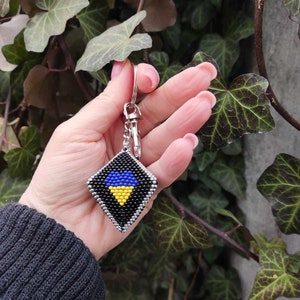 Llavero para llaves, recuerdo ucraniano, hecho de cuentas, corazón, tridente, mapa de Ucrania