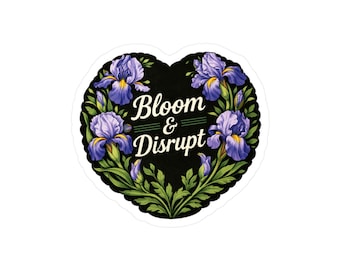 Könnte beinhalten: Ein herzförmiger Aufkleber mit schwarzem Hintergrund, der lila Irisblüten und grüne Blätter zeigt. Der Text "Bloom & Disrupt" ist in weißer Schrift gehalten. Der Aufkleber hat einen gewellten Rand.