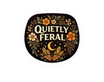 Könnte beinhalten: Ein Aufkleber mit dem Schriftzug "QUIETLY FERAL" in einer stilisierten Schriftart, umgeben von floralen und himmlischen Illustrationen. Das Design zeigt orangefarbene und cremefarbene Blumen, einen Mond, Kristalle und einen Schmetterling auf dunklem Hintergrund.