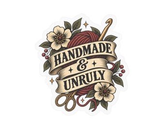 Könnte beinhalten: Ein Aufkleber mit einem roten Wollknäuel, einer goldenen Häkelnadel und einer goldenen Schere, umgeben von weißen Blumen mit dunkelgrünen Blättern. Ein beiges Banner zeigt den schwarzen Text HANDMADE & UNRULY mit kleinen Sternen.