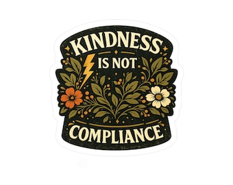 Könnte beinhalten: Ein Aufkleber mit dem Text "KINDNESS IS NOT COMPLIANCE" in weißer und goldener Schrift. Das Design umfasst einen gelben Blitz, orange und weiße Blumen und grünes Laub auf schwarzem Hintergrund.