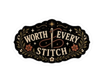 Könnte beinhalten: Ein Aufkleber mit schwarzem Hintergrund und dem Schriftzug "WORTH EVERY STITCH" in Weiß und Gold. Eine Nadel und Faden befinden sich in der Mitte, mit floralen und Sternen-Akzenten. Der Aufkleber hat einen dekorativen Rand.