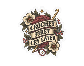 Könnte beinhalten: Ein Aufkleber mit einem dunkelroten Wollknäuel und einer goldenen Häkelnadel, umwickelt von einem beigen Band mit dem schwarzen Text CROCHET FIRST CRY LATER. Das Motiv ist von weißen Blüten mit gelber Mitte, grünen Blättern und roten Beeren umgeben.