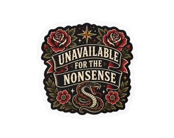 Könnte beinhalten: Ein gestanzter Aufkleber mit schwarzem Hintergrund, roten Rosen, grünen Blättern und einer gewundenen Schlange. Ein zentrales Banner zeigt den Text "UNAVAILABLE FOR THE NONSENSE" in cremefarbener Schrift. Ein goldener Stern befindet sich oben, kleine Sterne sind im Design verteilt.