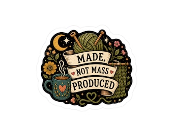 Könnte beinhalten: Ein gestanzter Aufkleber mit einem grünen Wollknäuel samt Stricknadeln, einer dampfenden Tasse mit Herzmotiv und floralen Elementen. Ein cremefarbenes Banner in der Mitte zeigt den schwarzen Schriftzug MADE, NOT MASS PRODUCED mit kleinen Herzen.