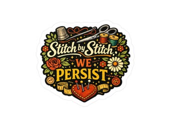 Könnte beinhalten: Ein Aufkleber mit Näh-Thema. Das Design zeigt eine Schere, Garnrollen, einen Fingerhut und ein herzförmiges Nadelkissen. Der Text lautet "Stitch by Stitch, We Persist" in einer dekorativen Schriftart, umgeben von floralen Elementen.