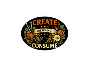 Könnte beinhalten: Ovaler Aufkleber mit den Worten "CREATE" und "CONSUME" in Orange und Weiß, getrennt durch "INSTEAD OF" auf einem Banner. Das Design umfasst einen orangefarbenen Wollknäuel, Stricknadeln und florale Elemente auf schwarzem Hintergrund.