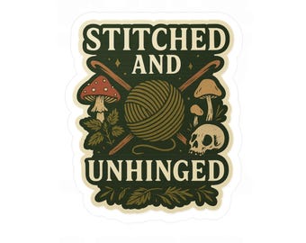 Könnte beinhalten: Aufkleber mit dem Text "STITCHED AND UNHINGED" in Grün und Creme. Das Design umfasst einen Wollknäuel, Häkelnadeln, Pilze und einen Totenkopf im Vintage-Stil.