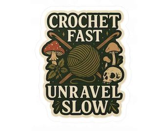 Könnte beinhalten: Ein Aufkleber mit dem Text "CROCHET FAST UNRAVEL SLOW". Das Design umfasst einen Wollknäuel, Häkelnadeln, Pilze und einen Totenkopf. Die Farbpalette ist hauptsächlich grün, braun und creme, im Vintage-Stil.