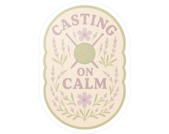 Könnte beinhalten: Ein Aufkleber mit einem hellgrünen ovalen Design mit dem Text "CASTING ON CALM" in Lavendel. Das Design umfasst einen Wollknäuel, Stricknadeln, Blumen und Lavendelzweige. Der Aufkleber hat einen weißen Rand.