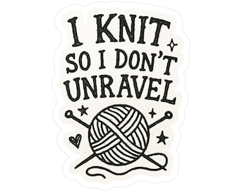 Könnte beinhalten: Ein weißer Aufkleber mit schwarzem Text und Illustrationen. Der Text lautet „I KNIT SO I DON'T UNRAVEL“ über einem Wollknäuel mit Stricknadeln, einem Herz und Sternen. Das Design ist im handgezeichneten Stil gehalten.