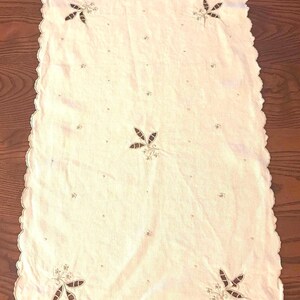 Vintage Cutwork Flower Embroidered Table Runner/Dresser Scarf 14” x 40”