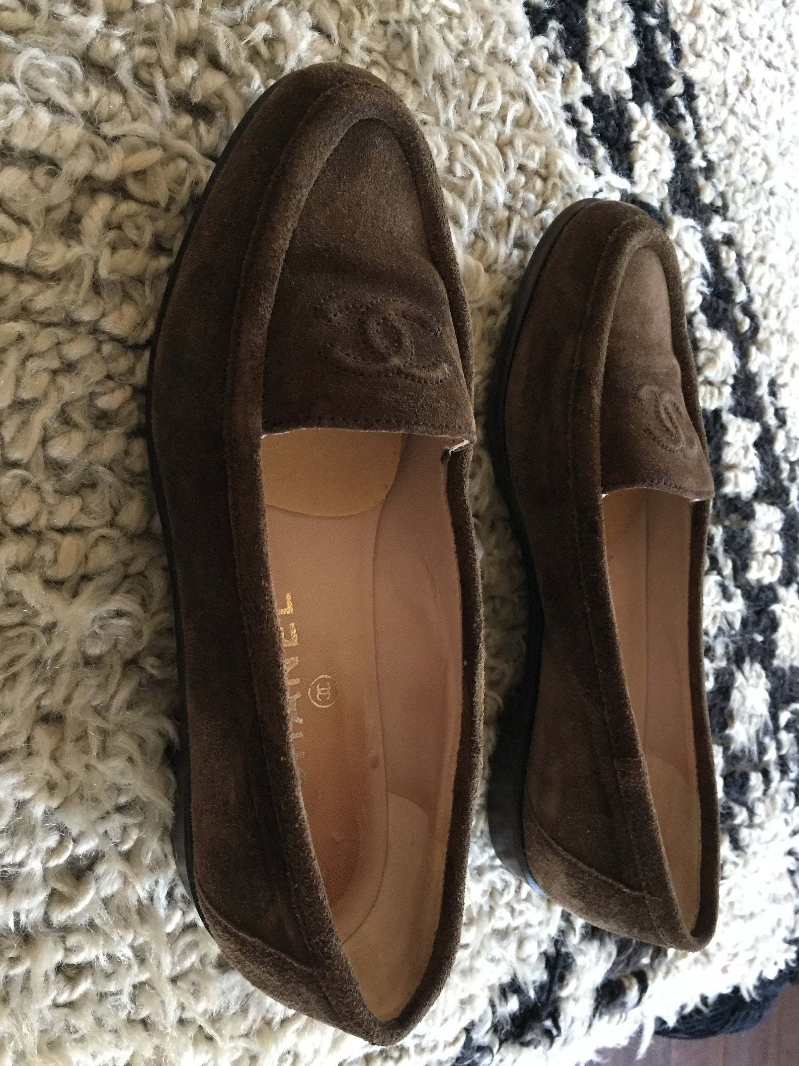 vintage chanel cc logo brown tan suede leather loafers flats driving shoes smoking slippers ballet flats 36.5 us 6