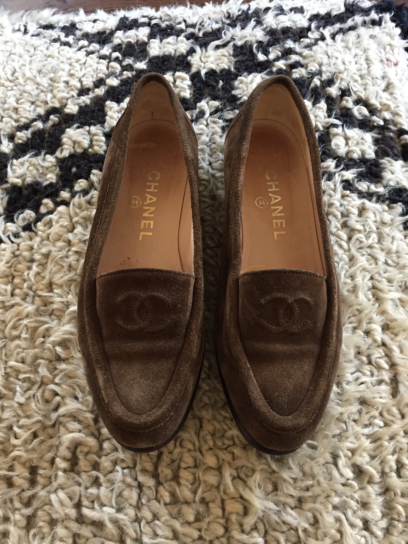 vintage chanel cc logo brown tan suede leather loafers flats driving shoes smoking slippers ballet flats 36.5 us 6