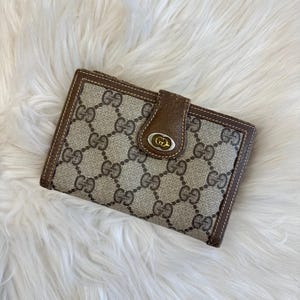 Estuche para tarjetas pequeño vintage Gucci de lona revestida con monograma en color tostado y cuero. Minitarjetero de cuero.