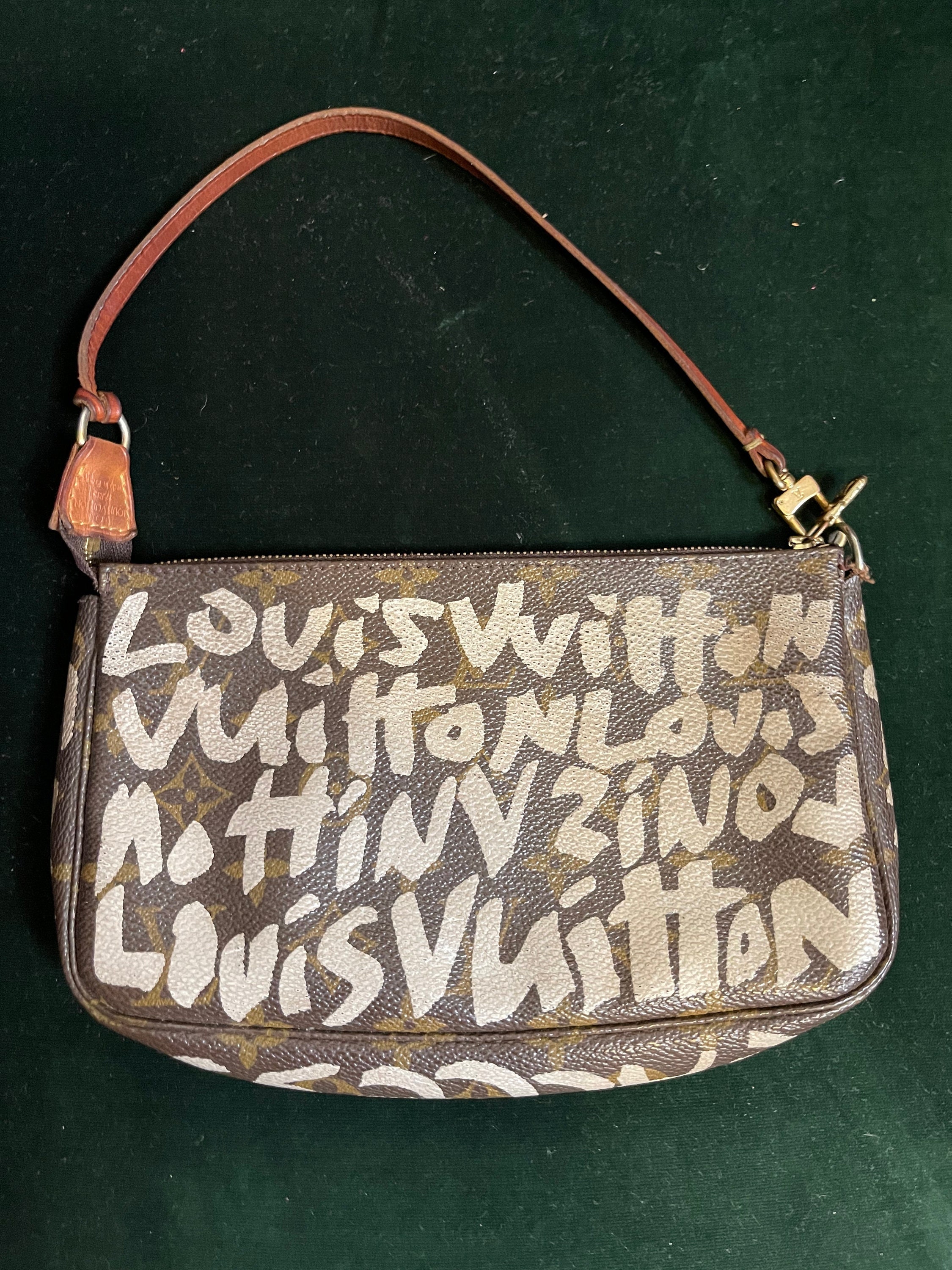 graffiti louis vuitton pochette
