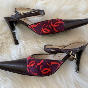 Vintage CHANEL Fall/Winter 2000 Logo Monogram Pink Cap Toe Slingback grafitti Satin Heels Pumps Shoes Strappy Sandals 38.5 7.5 8