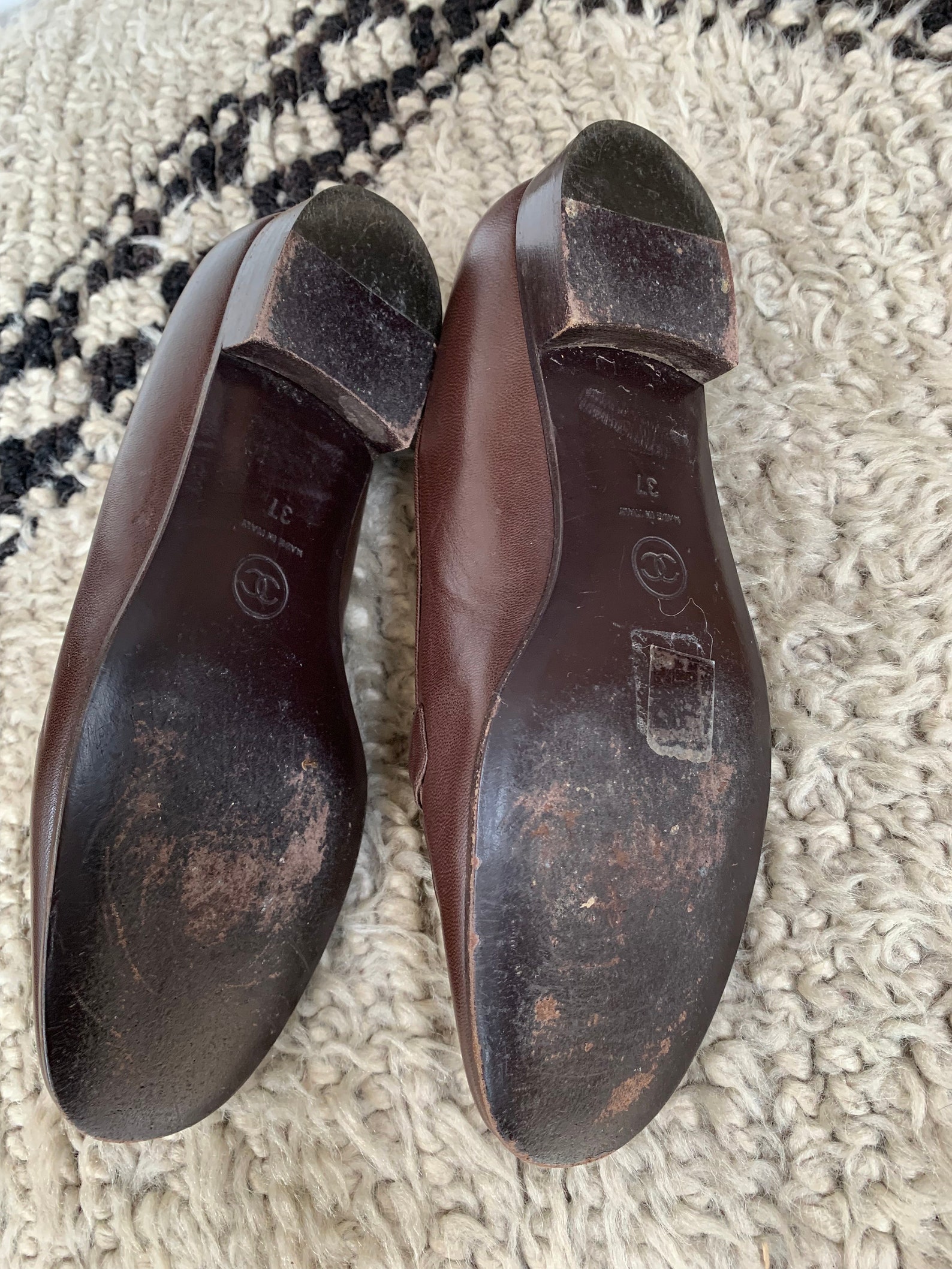 vintage chanel silver metal cc logo chain brown leather loafers flats driving shoes smoking slippers ballet flats eu 37 us 6 - 6 vintage chanel silver metal cc logo chain brown leather loafers flats driving shoes smoking slippers ballet flats eu 37 us 6 - 6