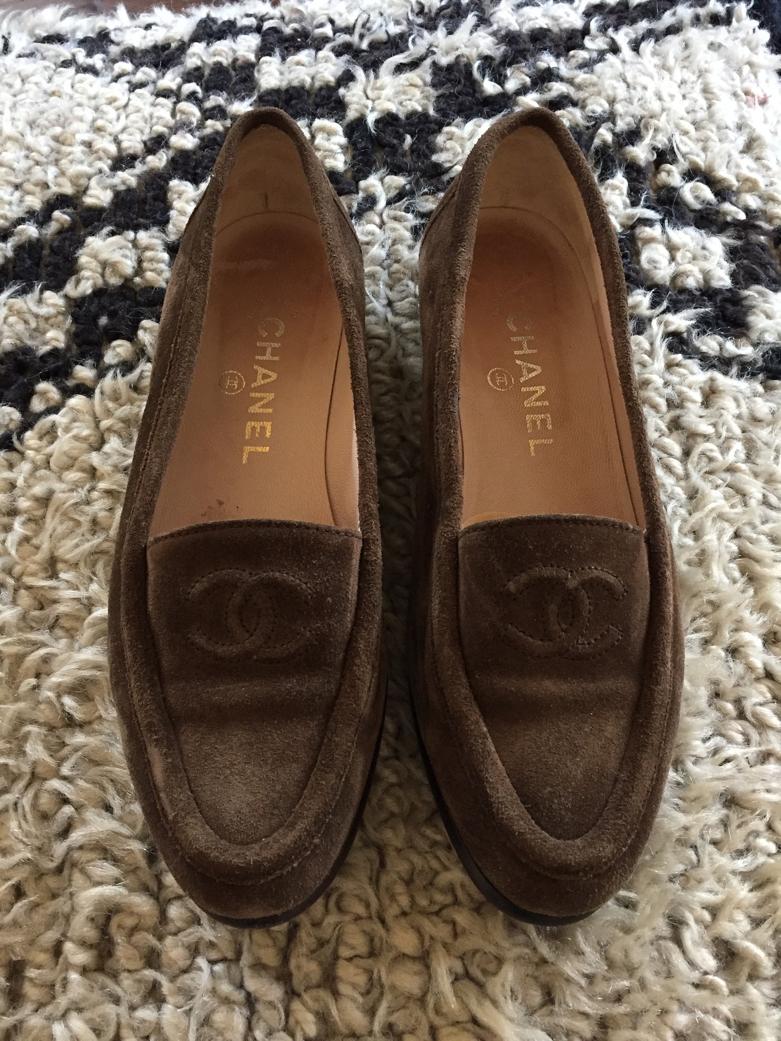 vintage chanel cc logo brown tan suede leather loafers flats driving shoes smoking slippers ballet flats 36.5 us 6